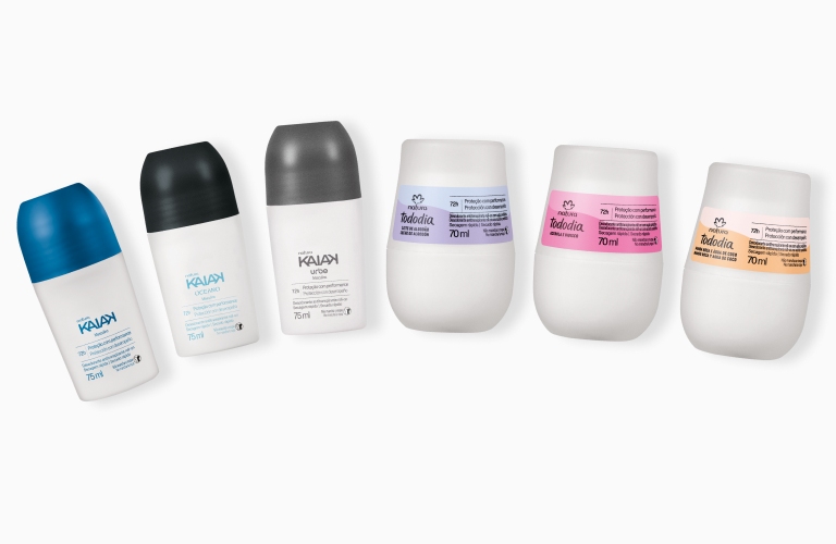 6 desodorantes das marcas Kaiak e Tododia intercalados na vertical, em formato de arco