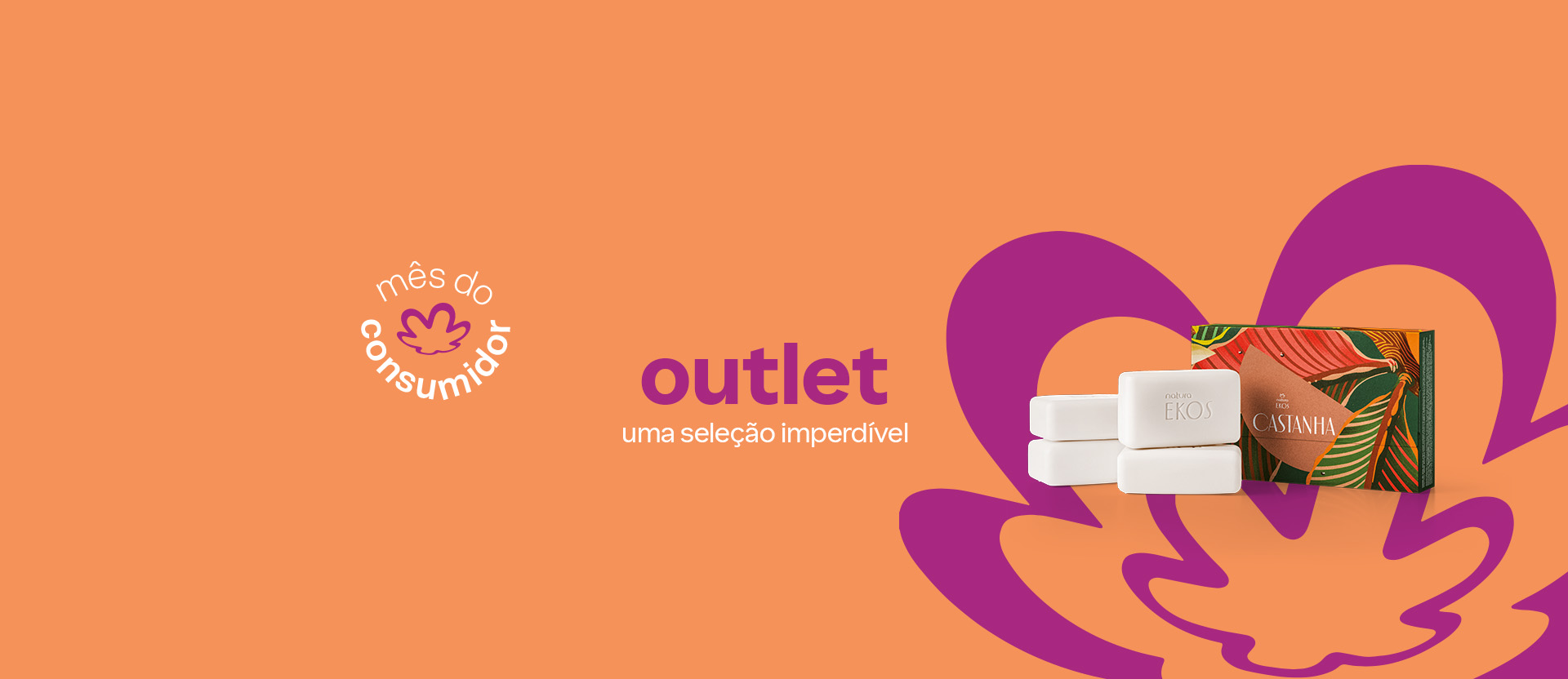 Caixa com 4 Sabonetes em Barra Ekos Castanha sobre fundo salmão com a flor símbolo da Natura em roxo. Texto aplicado: mês do consumidor. Outlet. Uma seleção imperdível.