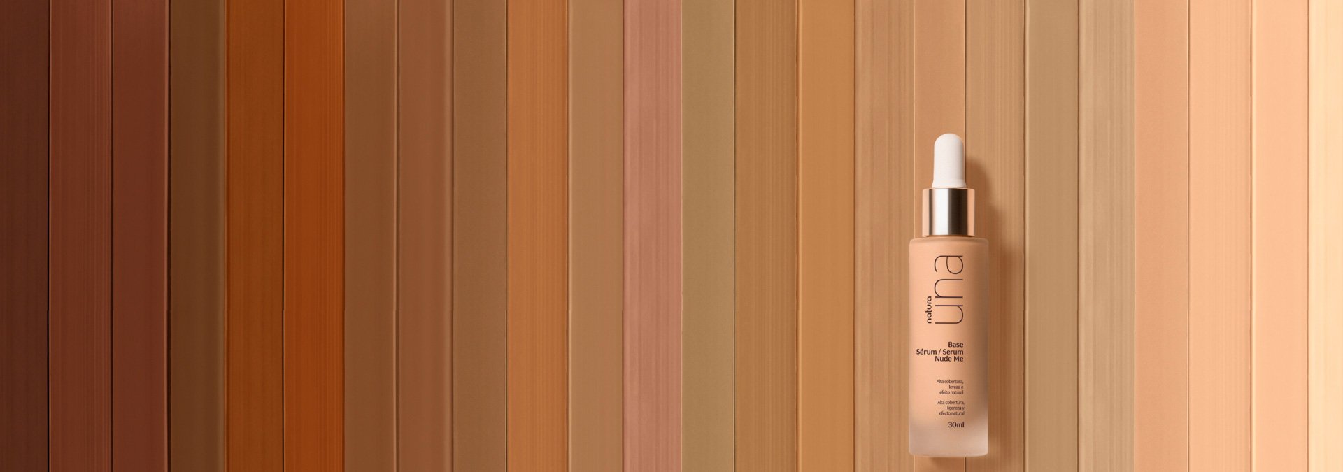 Fundo com diferentes cores e texturas de base para o rosto e ao lado direito a base de Una cor nude