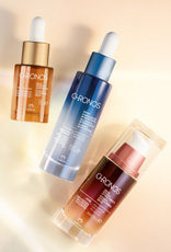 Foto com 3 produtos Chronos, incluindo um Super Sérum Redutor de Rugas, um Sérum Preenchedor Biohidratante e Sérum Intensivo Lifting e Firmeza. Fundo claro com raios de luz.