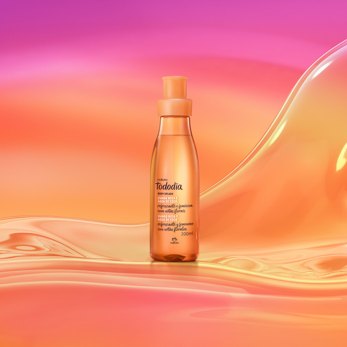 Frasco spray laranja de Body Splash Tododia Manga Rosa e Água de Coco sobre grafismo e fundo em laranja com rosa.