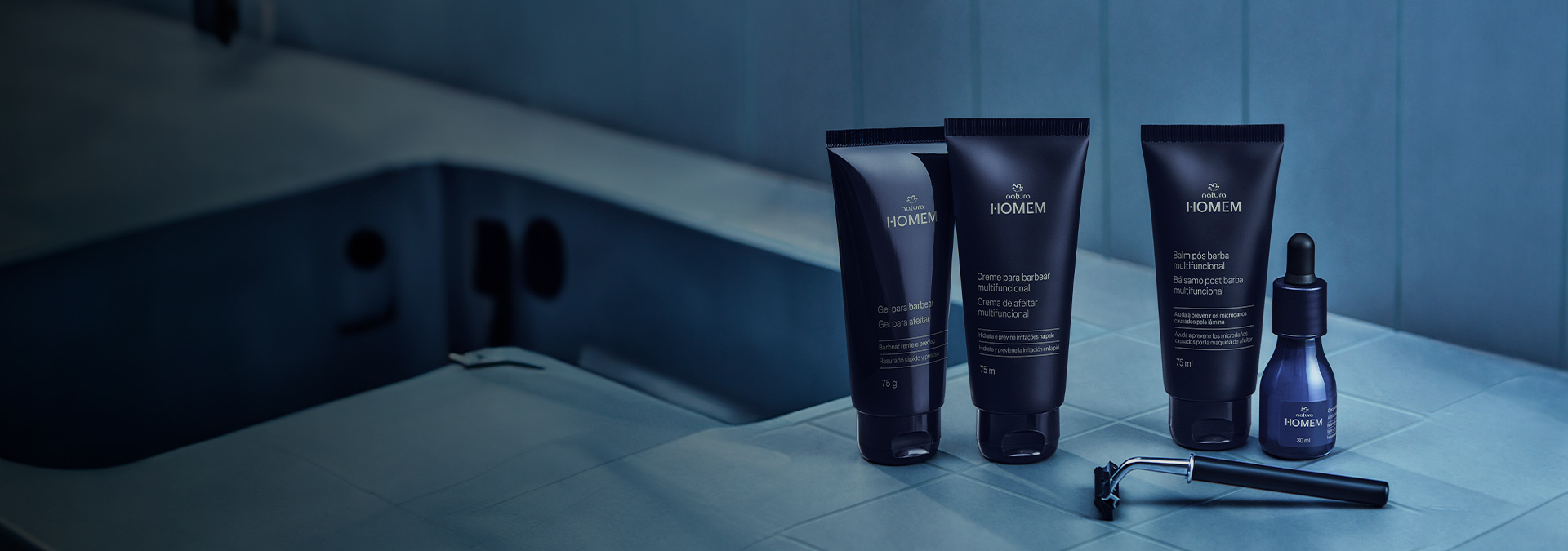 Fundo com tons de Azul claro e escuro, ao lado direito produtos para barba.