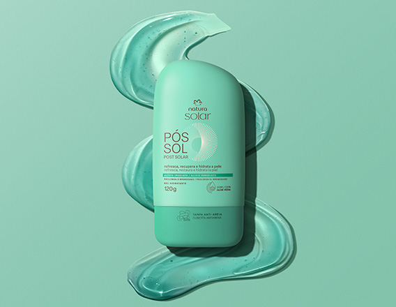 Embalagens Natura Solar Facial FPS 50 creme e verde, Corporal FPS 50 laranja e Pós-Sol verde, sobre grafismo semi-circular em laranja e creme. À direita, selo Tecnologia Bioproteção sobre foto de textura cremosa sobre ombro feminino.