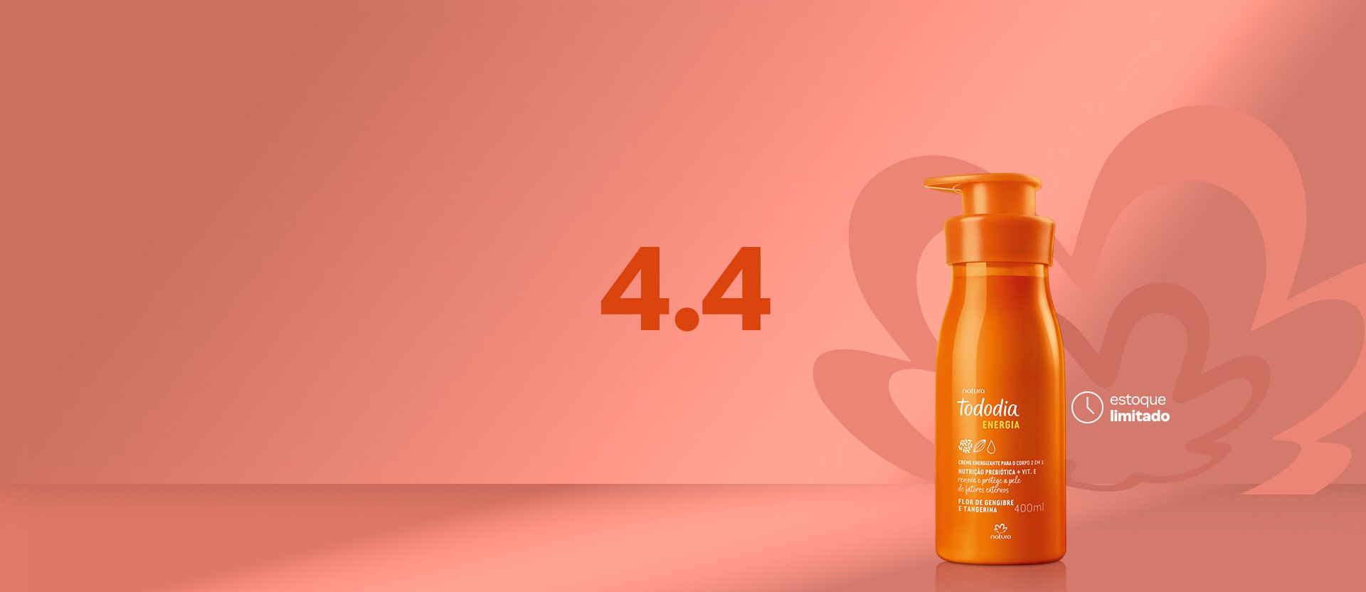 Creme Desodorante Nutritivo Energizante para o Corpo 2 em 1 Flor de Gengibre e Tangerina, com frasco laranja, destaca-se sobre a flor símbolo da Natura. Fundo laranja suave. Texto aplicado: 4.4. Selo aplicado: estoque limitado.