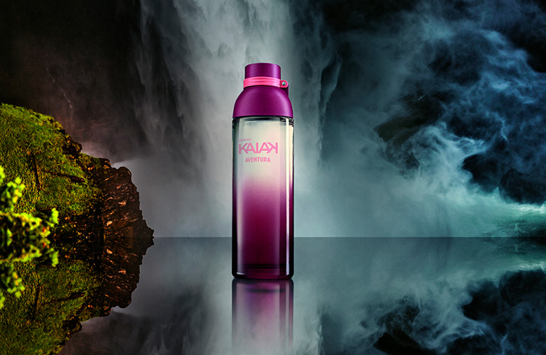 Perfume para trabalhar Kaiak Aventura feminino sobre um fundo escuro com fumaça e neblina