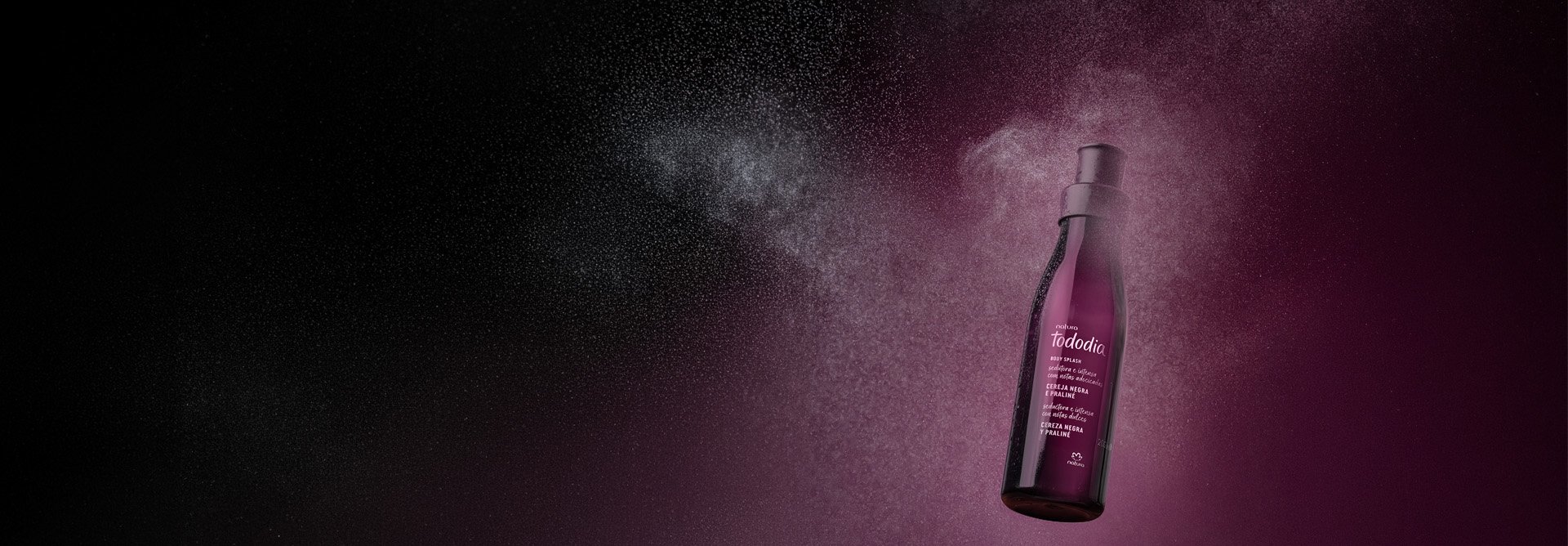 Sabonete em Barra Puro Vegetal Tododia Cereja Negra e Praliné contendo 5 barras redondas rosa empilhadas ao lado de uma caixa roxa com detalhes em vermelho, rosa e branco. Fundo roxo iluminado.