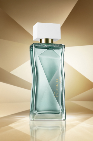 Frasco de Essencial Sentir Feminino, em tom de verde-água e tampa branca, aparece em destaque no centro da tela sobre fundo multifacetado dourado, fazendo alusão ao design do frasco de Essencial.