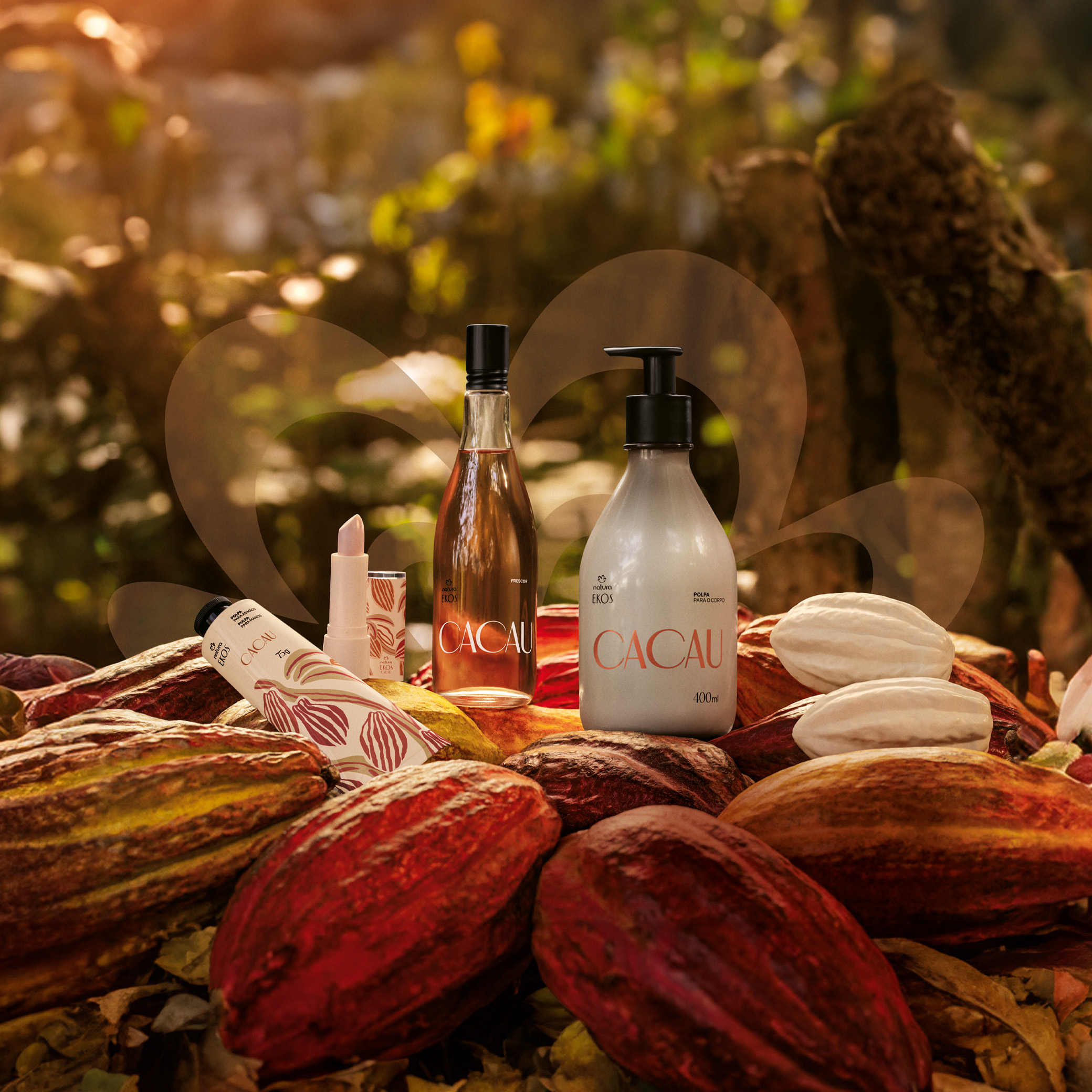 Foto da linha completa de Ekos Cacau, incluindo polpa para o corpo, protetor labial hidratante, polpa para as mãos, sabonetes e o frescor. Os produtos estão em uma floresta sobre frutos de cacau. 