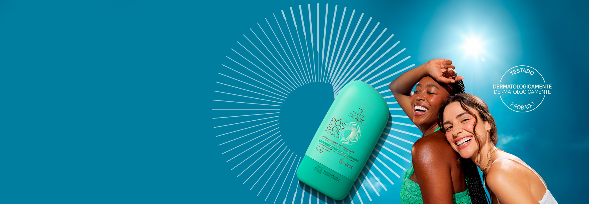 Embalagem verde de Pós-Sol Natura Solar sobre grafismo branco, com selo branco circular “Testado Dermatologicamente”. À direita, mulheres sorrindo: negra de verde e branca de branco. Fundo de céu azul.