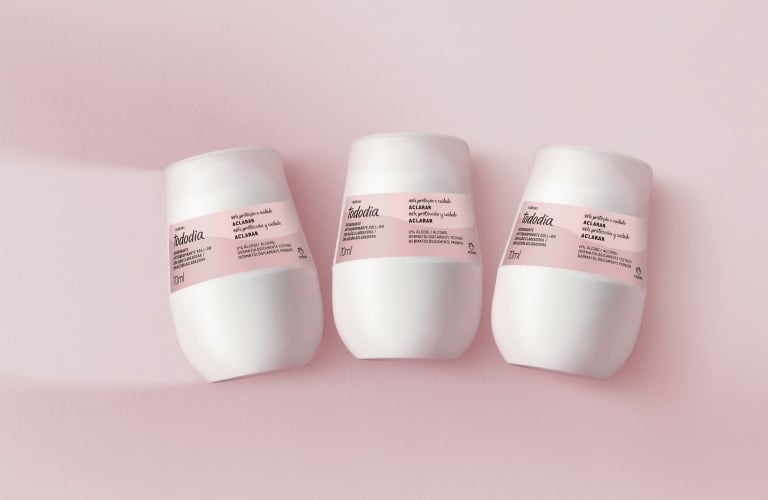 3 antitranspirantes da linha Tododia sobre um fundo rosa