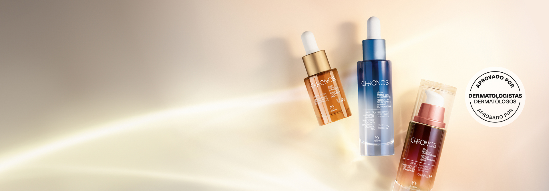 Produtos Natura Chronos com texturas e feixes de luz, em fundo em tons de creme. Com selo Aprovado por Dermatologistas.