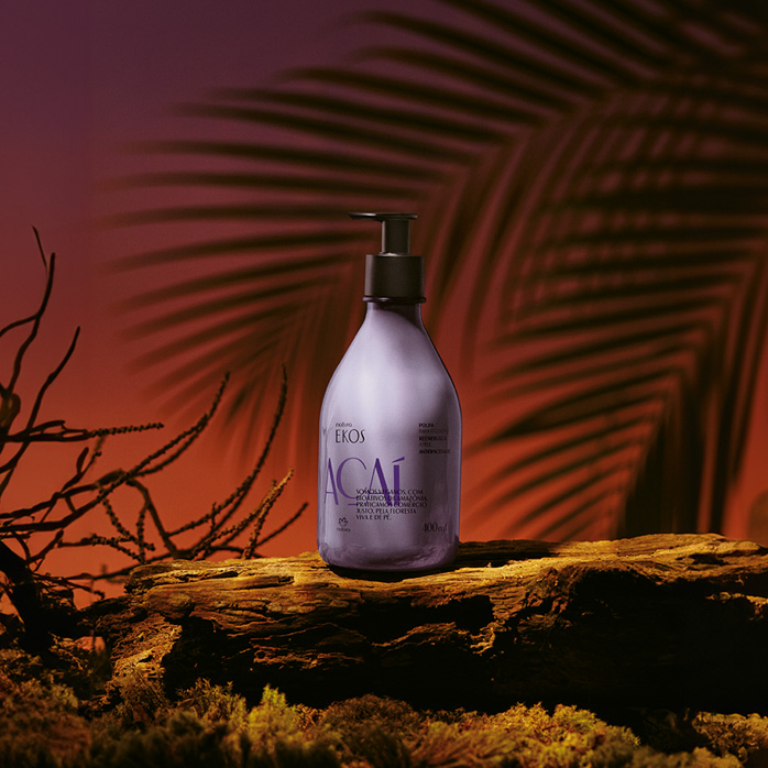 Produto Natura Ekos Açaí sobre elementos naturais e fundo com sombras de folhas.