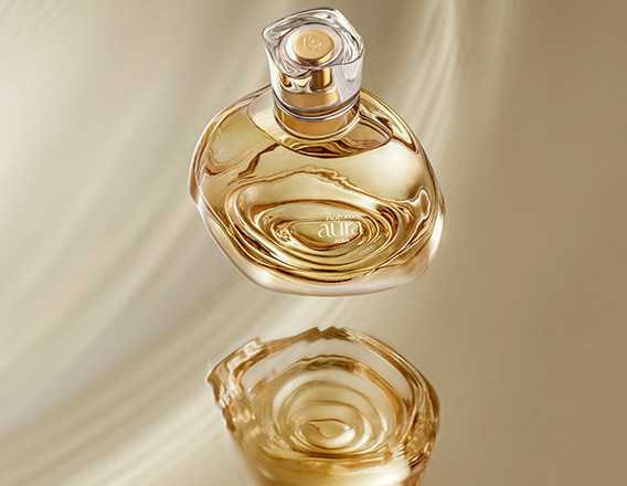 Frasco do Perfume Natura Aura Alba sobre superfície refletiva.