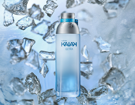 Frasco da fragrância Kaiak Ultra feminino em vidro azul degradê. Fundo com blocos de gelo flutuantes em tons de azul, em sensação refrescante.