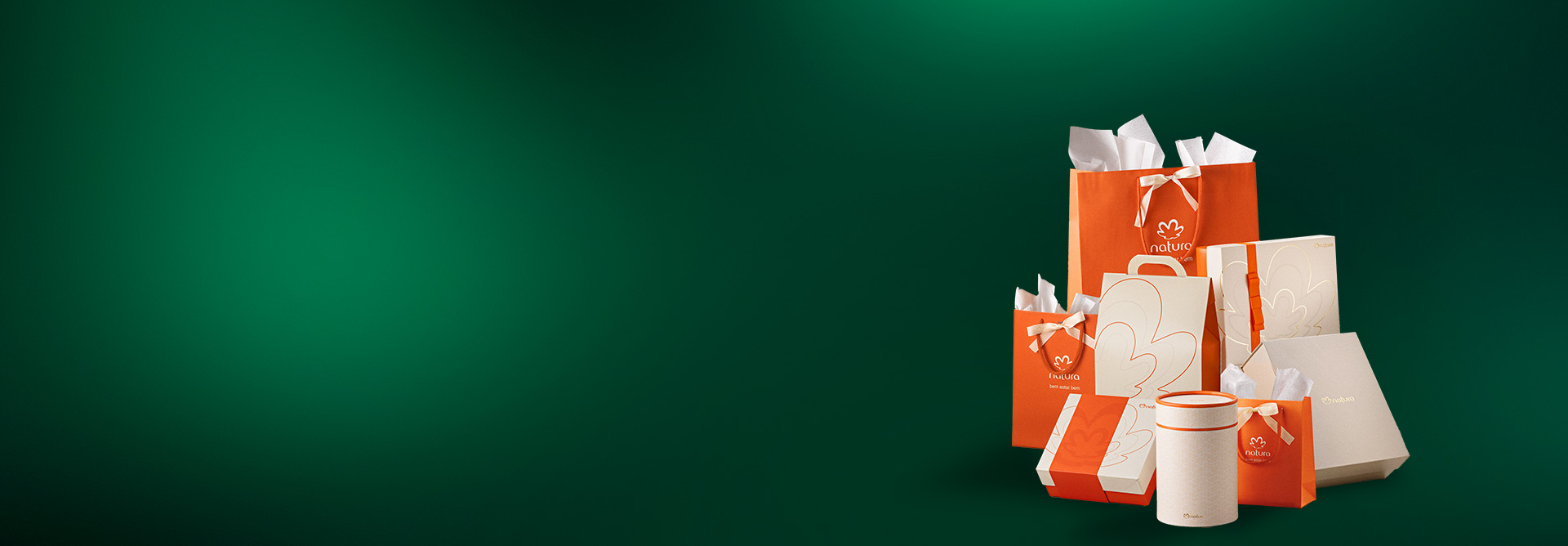 Sacolas e caixas de presente da Natura em destaque sobre fundo verde.