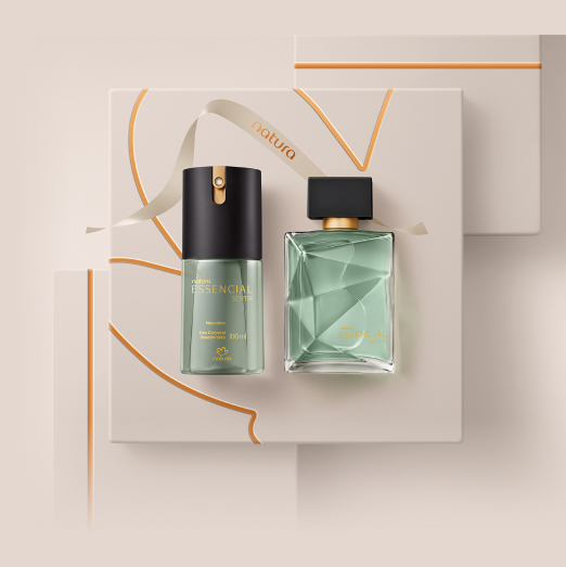 Produtos Natura Essencial Sentir sobre caixas de presente na cor creme e fundo na mesma cor.