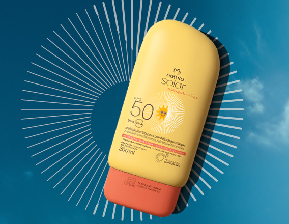 Protetor Solar Infantil FPS 50 Natura Solar em fundo de céu azul com nuvens e grafismos brancos. Embalagem amarela com tampa laranja e detalhes em preto.