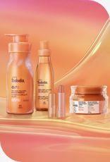 Itens Tododia Manga Rosa e Água de Coco, em laranja: frasco de Creme Sorbet, frasco de Body Splash, embalagem aberta de Balm Labial e pote de Gelato Corporal sobre grafismo e fundo em laranja.