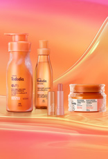 Itens Tododia Manga Rosa e Água de Coco, em laranja: frasco de Creme Sorbet, frasco de Body Splash, embalagem aberta de Balm Labial e pote de Gelato Corporal sobre grafismo e fundo em laranja.