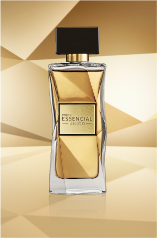 Frasco de Essencial Oud Feminino, em tom de azul-escuro e tampa preta, aparece em destaque no centro da tela sobre fundo multifacetado dourado, fazendo alusão ao design do frasco de Essencial.