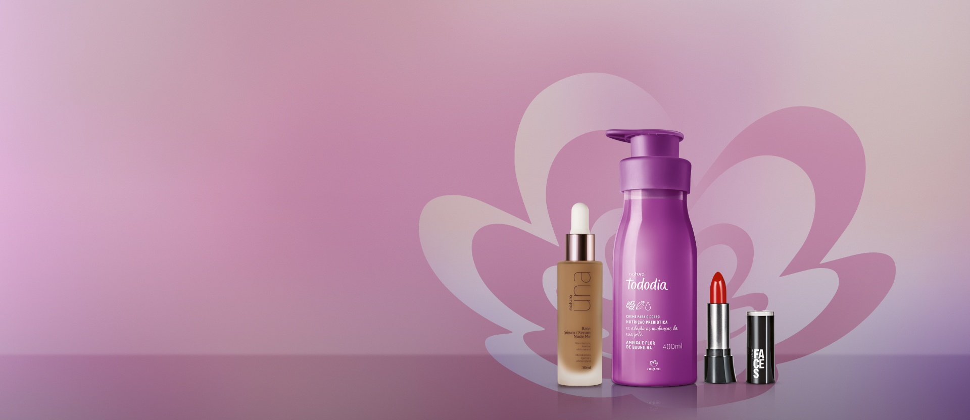 Fundo em degradê de roxo e branco com flor símbolo da Natura nas mesmas cores. Em destaque, base sérum, creme hidratante corporal e batom das linhas Una, Tododia e Faces.