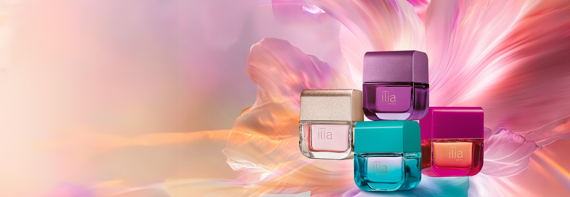 1 Deo Parfum Ilía, 1 Deo Parfum Ilía Laços e 1 Deo Parfum Ilía Plena, com tampas em rosa, dourado e roxo. Os frascos quadrados estão em um fundo com pétalas de flores em tons de rosa, roxo e laranja.