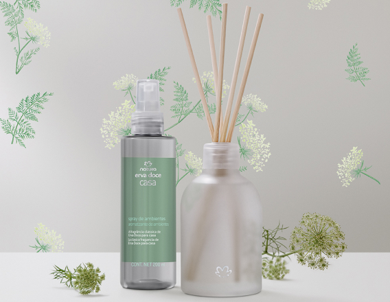 Spray de Ambientes e Difusor de Ambientes Natura Erva Doce em destaque sobre fundo branco com ilustrações de folhas e flores verdes e brancas. Ao lado dos produtos, pequenos ramos de erva-doce.