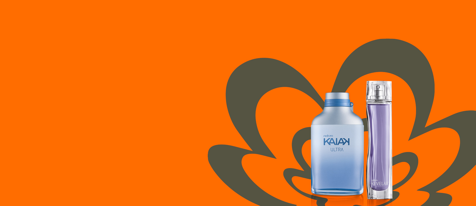Em fundo laranja com a flor símbolo da Natura cinza, kits com 2 produtos vão alternando em tela: frasco azul e prata do Desodorante Colônia Kaiak Ultra e frasco roxo do Desodorante Colônia Revelar; frasco rosa do Deo Parfum Una Artisan e frasco vermelho com dourado do Deo Parfum Natura Homem Emocion.e; pump de Creme Desodorante Ekos Castanha e Frescor Ekos Castanha, ambos com detalhes em marrom.