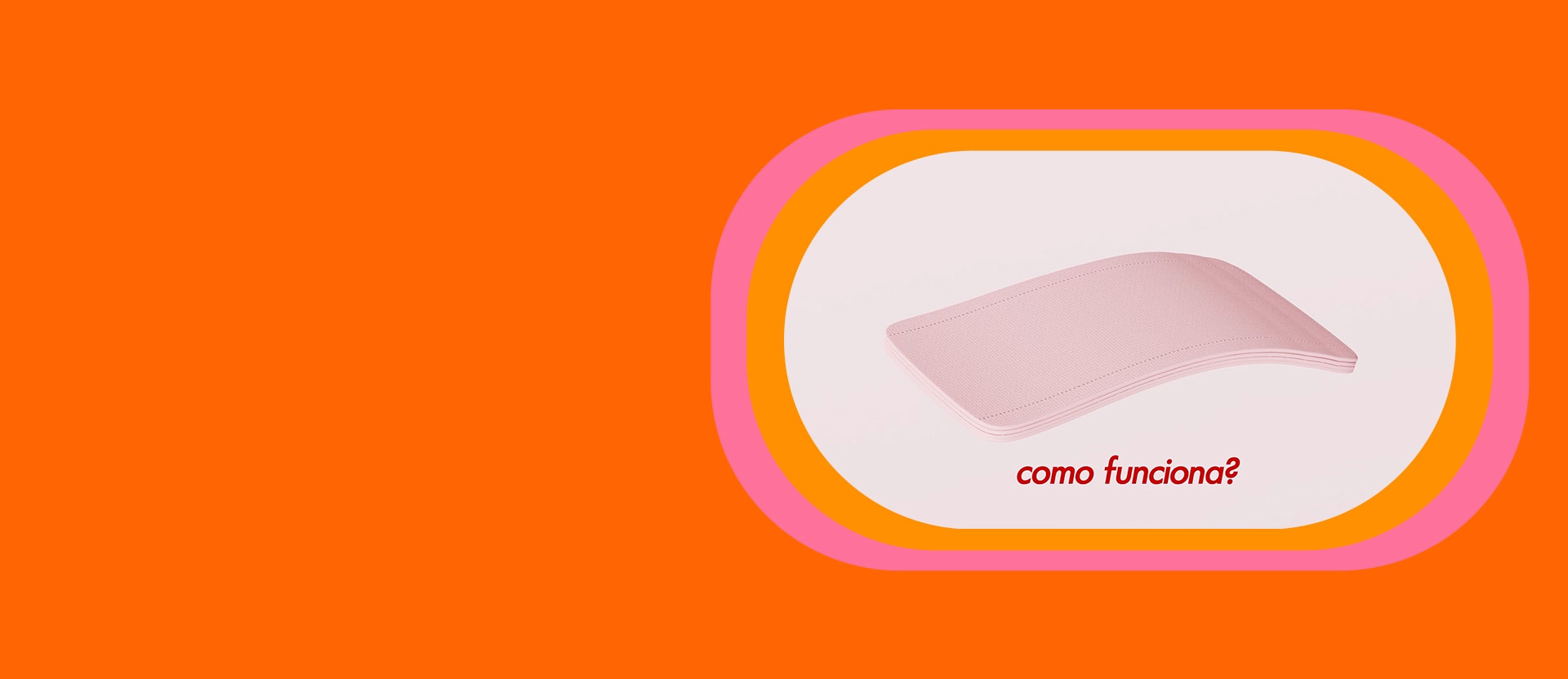 Vídeo com ilustração de absorvente higiênico em corte, revelando camadas internas. Uma gota vermelha de líquido é absorvida, passando por três camadas de absorção, enquanto surgem os textos: “Como funciona? Camadas antiodores e antibactérias. Primeira camada: toque seco e confortável. Camada(s) interior(es): superabsorventes. Última camada: impermeável". Fundo laranja.