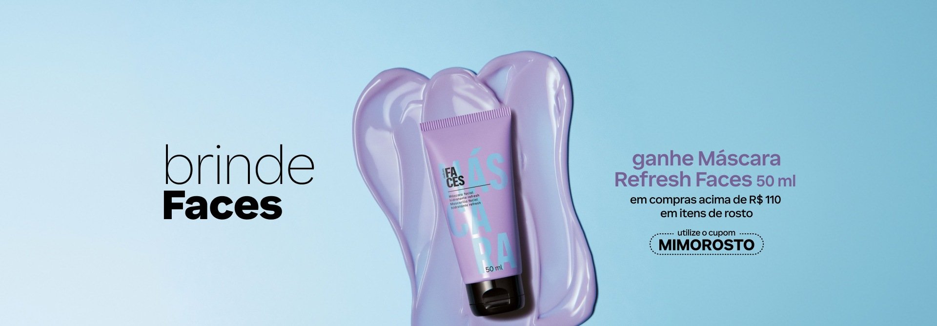 Máscara Facial Hidratante Refresh Faces repousa sobre textura cremosa, de cor lilás, em fundo azul-claro. Bisnaga lilás com tampa preta. Texto aplicado: Brinde Faces. Ganhe Máscara Refresh Faces 50 ml em compras acima de R$ 110 em itens de rosto. Utilize o cupom MIMOROSTO.