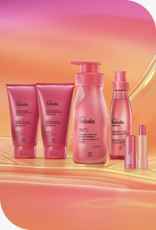 Itens Tododia Acerola e Hibisco, em rosa: bisnagas dos tons de Iluminador, frasco de Creme Sorbet, frasco de Body Splash e embalagem aberta de Balm Labial sobre grafismo e fundo em laranja.