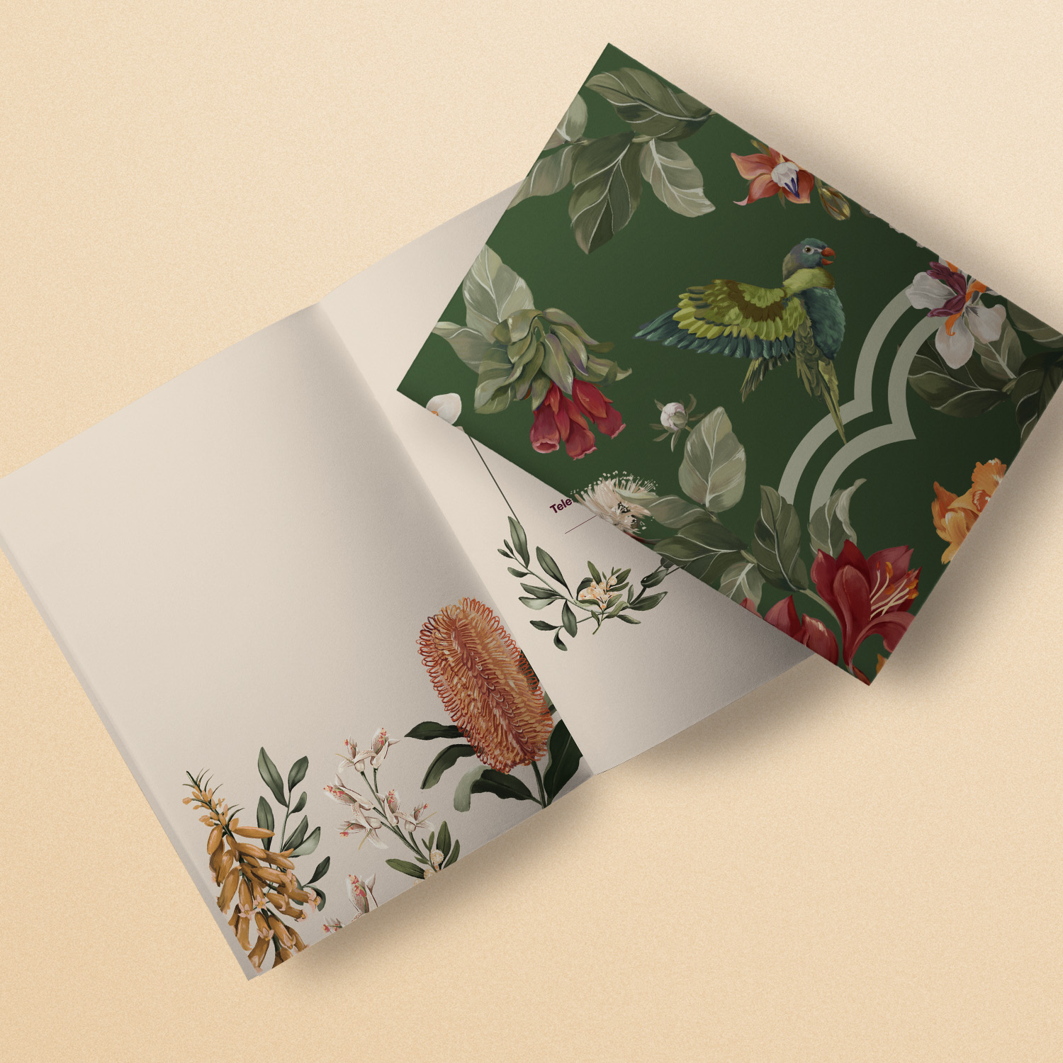 Foto da capa verde estampada e da parte interna do caderno de Crer para Ver. As folhas do caderno contém ilustrações florais.