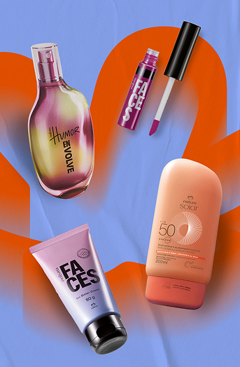 Sobre flor Natura laranja em fundo azul, os itens: frasco vermelho e amarelo de Desodorante Colônia Humor Envolve, embalagem aberta de Gloss Faces, bisnaga lilás Gel Glitter Faces e bisnaga laranja Protetor Solar FPS 50.