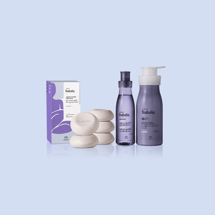 Em fundo azul-claro, produtos da linha Natura Tododia Todanoite: Body Splash, Loção Corporal, Sabonete Massageador com caixa, Creme Nuvem e Sabonetes com caixa.