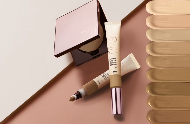 2 corretivos líquidos e 1 corretivo em pó ao lado de vários tons de corretivo