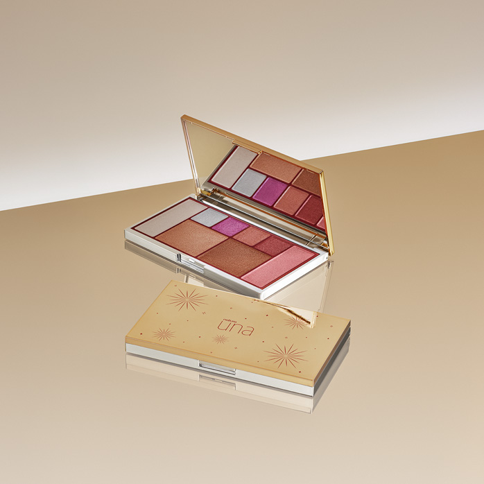 Dois estojos de Paleta de Sombras Natura Una Celebrar, abaixo fechado e acima aberto mostrando espelho e 8 tons diferentes, sobre bancada e fundo em amarelo-claro.