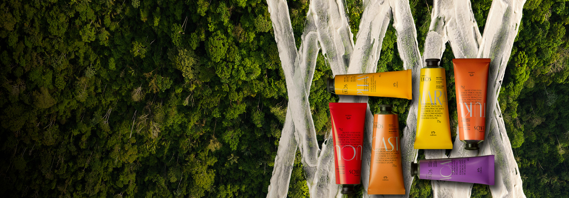 Em fundo com textura e elementos naturais, produtos Natura Ekos se alternam no vídeo.