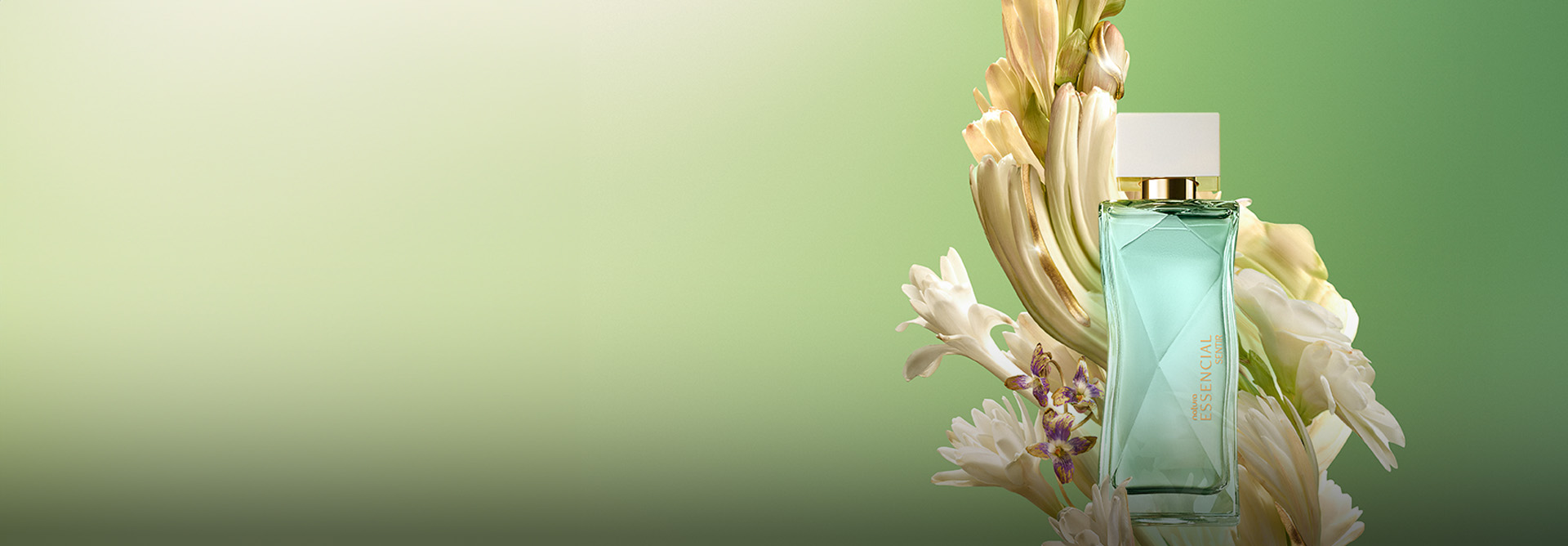 Frasco de Natura Essencial Sentir Feminino envolto por flores brancas em fundo verde-claro.