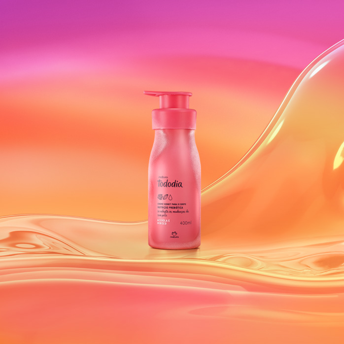 Embalagem congelada com válvula pump rosa de Creme Sorbet para o Corpo Tododia Acerola e Hibisco sobre grafismo e fundo em laranja com rosa.