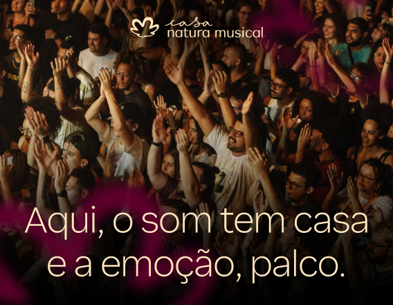  Imagem de uma plateia vibrante em um show, com pessoas em pé aplaudindo. Sobreposição em tom cereja com logo da Casa Natura Musical no topo. Texto em destaque: “Aqui, o som tem casa e a emoção, palco.