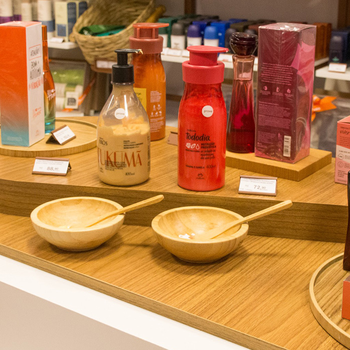 Foto de bancada de exposição e experimentação de produtos em uma loja Natura.