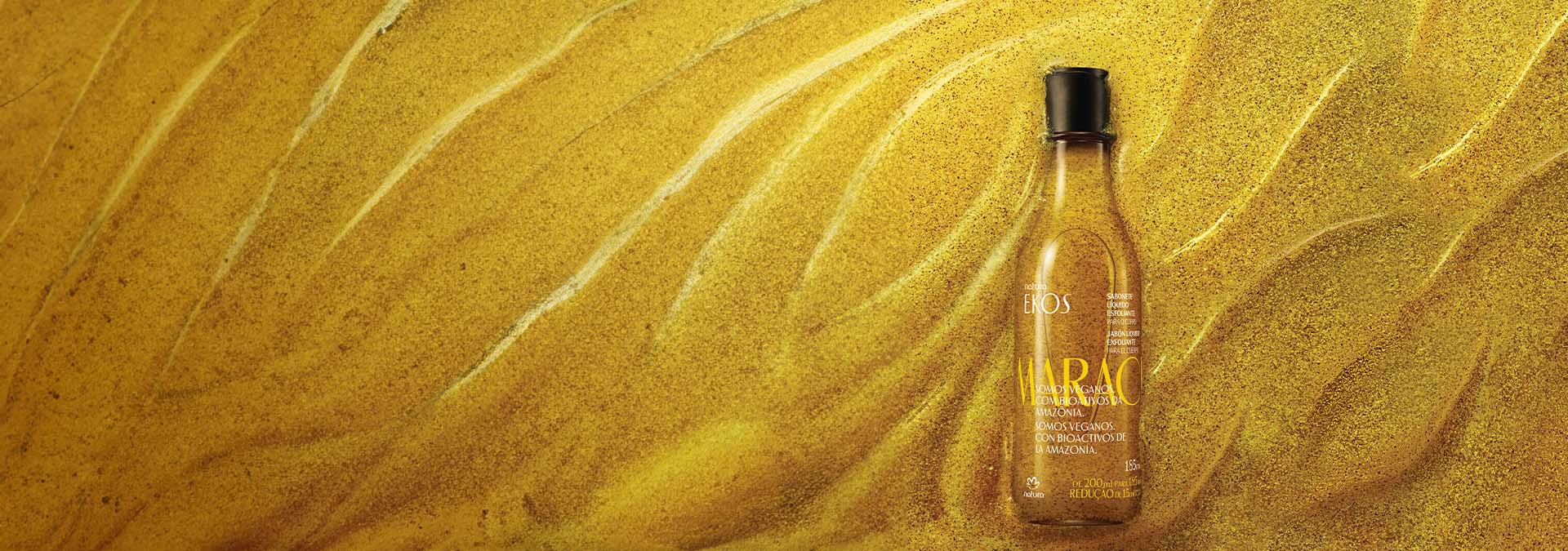 Sabonete líquido esfoliante Ekos Maracujá sobre um fundo dourado texturizado que remete à riqueza do ingrediente natural.
