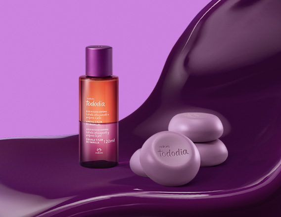 Produtos Natura Tododia Ameixa e Flor de Baunilha sobre forma orgânica na cor roxa e fundo roxo.