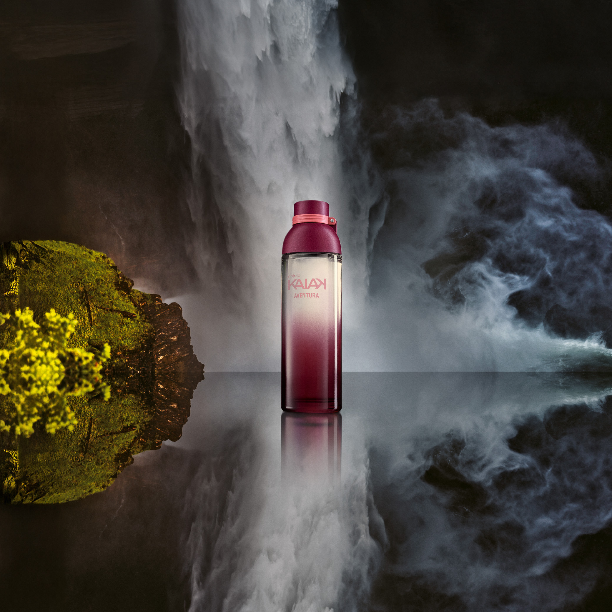 Frasco de vidro do Desodorante Kaiak Aventura Feminino em destaque sobre fundo degradê acinzentado. O frasco é degradê rosa e a tampa é rosa. 