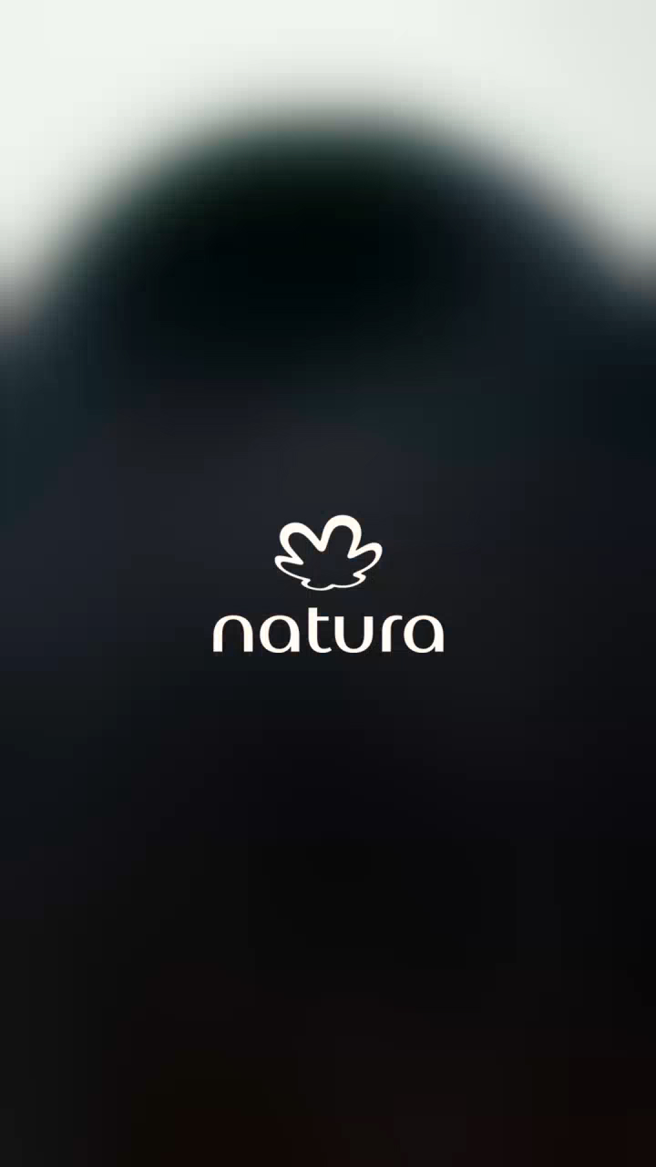 Apresentação da Nova Una Pro Palette da Natura. O vídeo mostra modelos aplicando as sombras, destacando a alta pigmentação e o seu uso multifuncional como sombra, blush e iluminador. A paleta oferece 12h de duração e possui texturas inovadoras para criar looks com toda a sofisticação de Una.