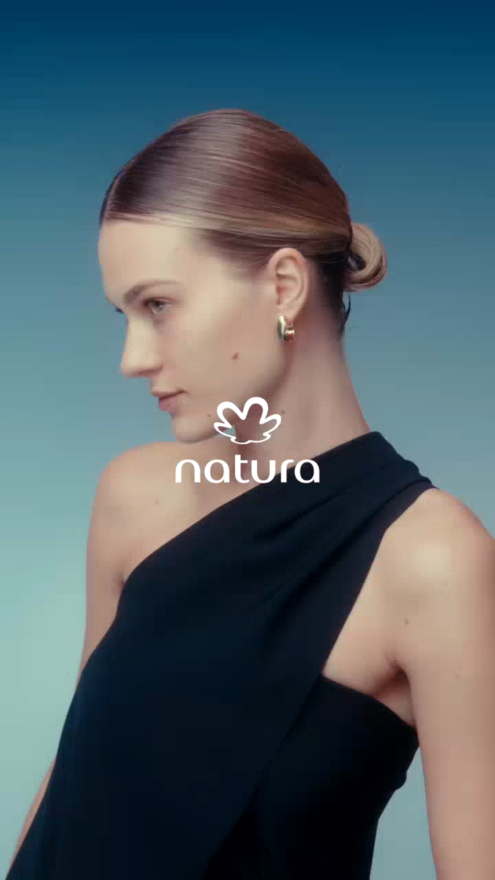 Um vídeo que apresenta a Base Sérum Nude Me da Natura Una, destacando sua poderosa ação revigorante e textura leve como um sérum. O produto oferece cobertura customizável em até 3 camadas, proporcionando um efeito segunda pele e cobertura impecável. A fórmula contém Triplo Ativo (Complexo Revigorante, Bisabolol e Bioativo Babaçu) e está disponível em 24 tons, garantindo uma dose extra de energia e vitalidade para a pele.