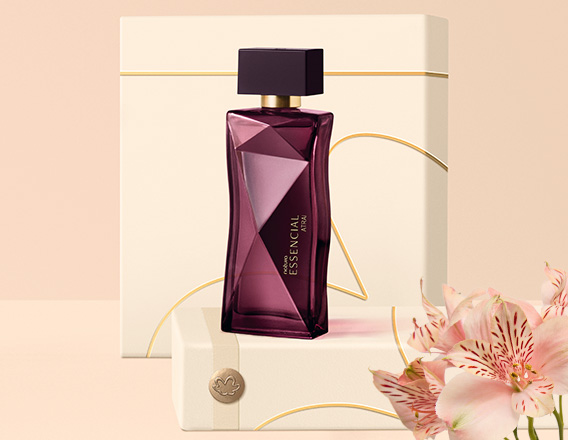 Fragrância Natura Essencial Atrai sobre caixas presenteáveis em fundo creme com flores.
