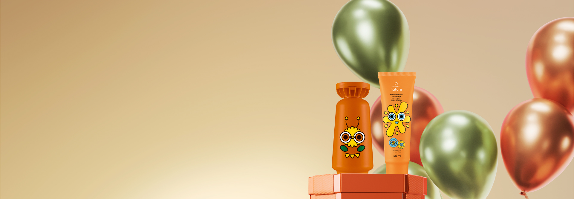 Frasco laranja de Shampoo 2 em 1 e bisnaga laranja de Sabonete Smile Natura Naturé sobre caixa laranja. O fundo é amarelo-claro com balões brilhantes nas cores verde e laranja.