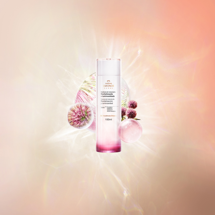 Produto Natura Chronos de pré-tratamento com textura e elementos da natureza em fundo em tons de rosa.