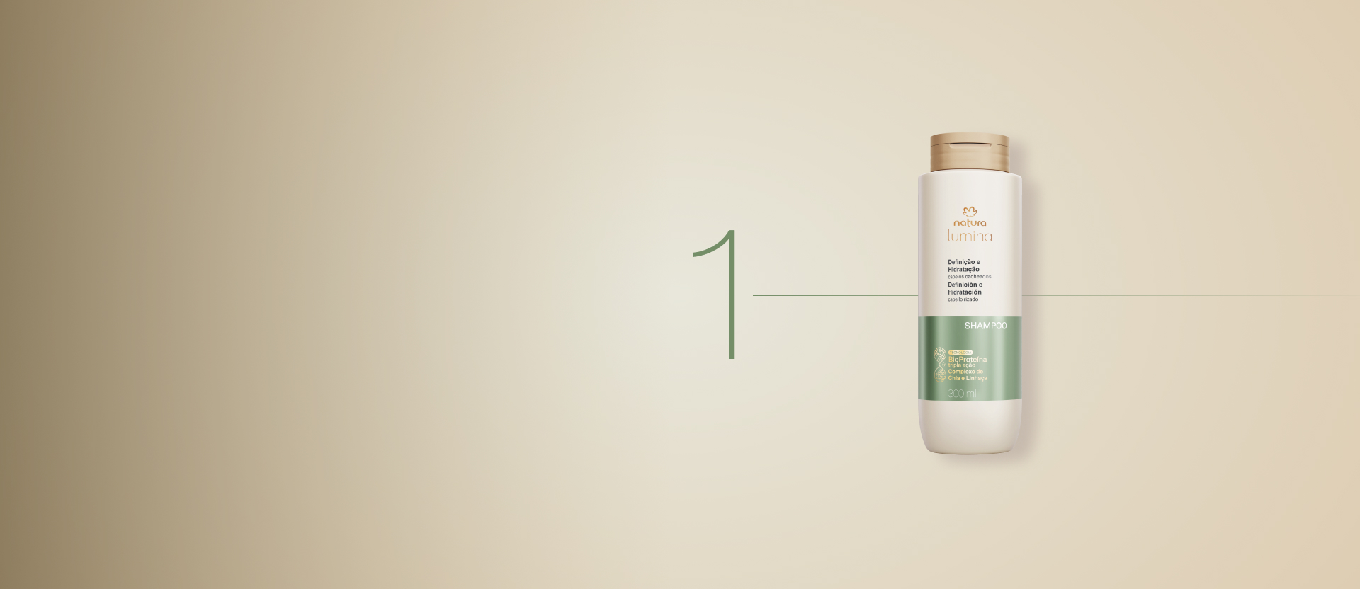 Imagem com fundo cinza. À direita, o número um indica a ordem de uso do shampoo da linha, ilustrado ao lado.